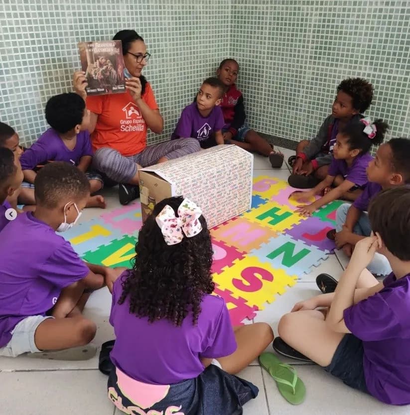 Crianças em sala de aula — educação e acolhimento social